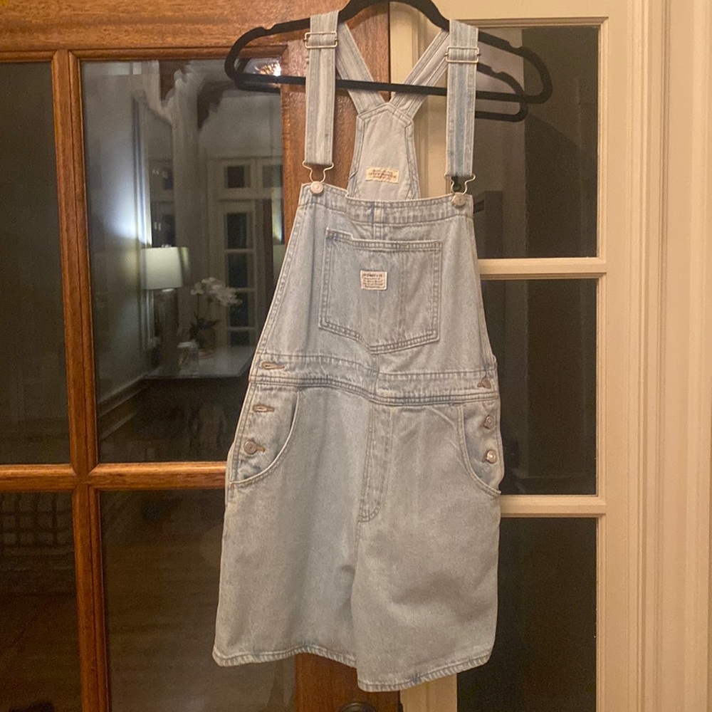 Levi’s medium blue jean short shorts/overalls